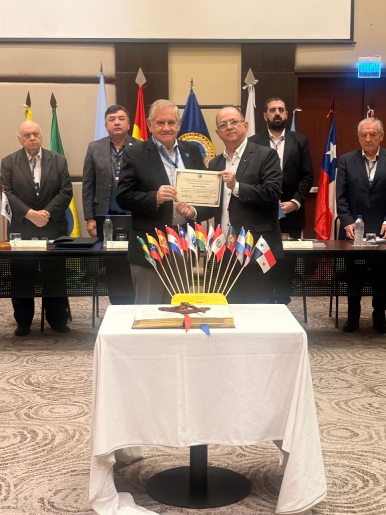 NUESTRO GRAN MAESTRO JOSÉ GREGORIO SARDELLI BRAVO RECIBE EL PRIMER RECONOCIMIENTO AL MÉRITO MASÓNICO EN LA ASAMBLEA DE LA COMASUD.